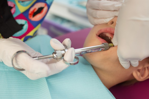 E rëndë në Tiranë, 3-vjeçari humb jetën pas vizitës tek dentisti, prindërit fajësojnë klinikën