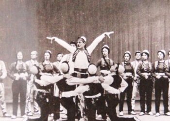 Koncert në kujtim të Besim Zekthit/ Ansambli risjell interpretimet e legjendës së valles shqipe