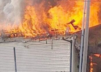 Përfshihet nga flakët magazina e mobilierisë në Fushë Krujë, policia: Dëme materiale