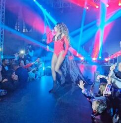 FOTO/ Këngëtarja Elvana Gjata është nën hetim nga SPAK, por këndon në Vlorë për Festën e Pavarësisë