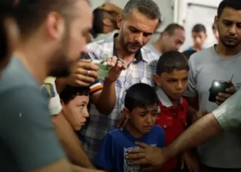 Babai palestinez flet pasi humbi 4 fëmijët dhe gruan: Ishin të pafajshëm brenda shtëpisë së tyre