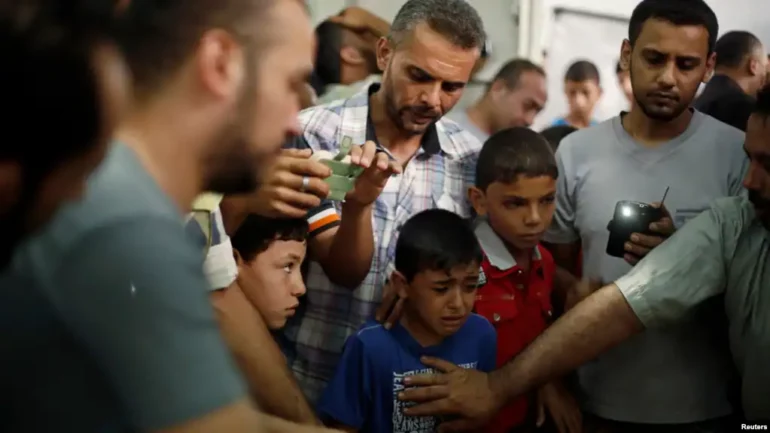 Babai palestinez flet pasi humbi 4 fëmijët dhe gruan: Ishin të pafajshëm brenda shtëpisë së tyre