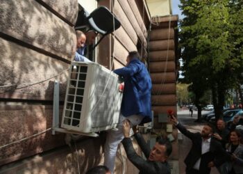 Nallbati e tërheq nga koka, Flamuri e shtyn nga… Momenti kur Salianji hyn në Kuvend
