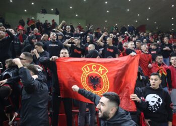 VIDEO/ Mbushet “Air Albania”: Tifozët në mbështetje të Kombëtares, nisin festën dhe “ndezin” stadiumin