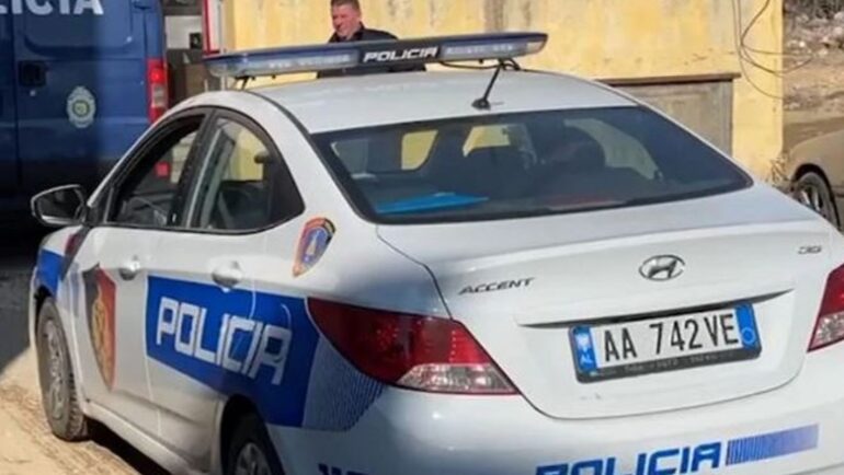 Godet të gruan e kushëririt me grusht dhe tenton ta godasë me thikë, arrestohet nga policia