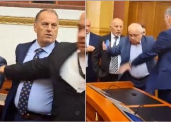 Nuk e lejonte të merrte karrigen, Qefalia përplaset fizikisht me Spahon, ndërhyjnë deputetët