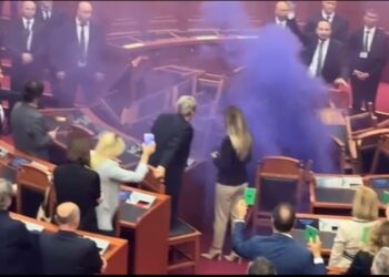 Salianji hedh tymuese në Kuvend, Berisha largohet pasi nuk ndihet mirë