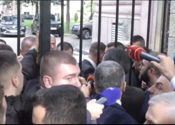 “Keni pirë mall apo raki?”, deputetët e Berishës përplasen me Gardën, ai u flet pas kangjellave të Kuvendit
