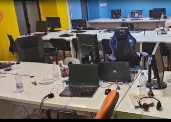 Mashtronin të huajt për investime në bursa fiktive, gjykata e Gjirokastrës lë në burg 2 të arrestuar, për 6 të tjerët vendoset arrest shtëpie