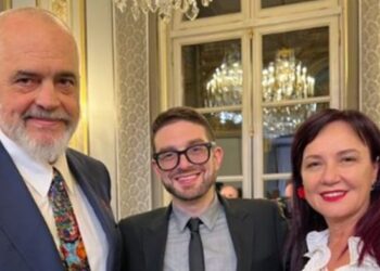 FOTOLAJM / ‘Çështje familjare’, Alex Soros publikon foton krah çiftit Rama në Paris