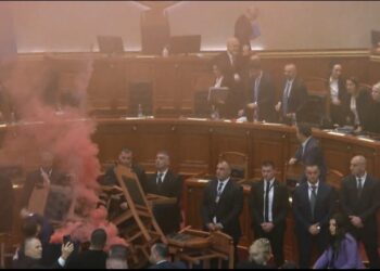 Rama po largohej nga salla e Kuvendit, deputetët e Rithemelimit i hedhin tymuese