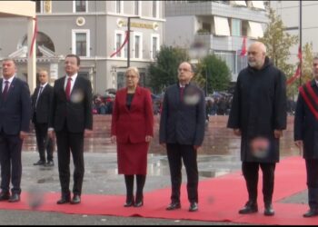 Rama e Kurti bëhen bashkë në 28 nëntor, zhvillohet ceremonia e ngritjes së flamurit në Vlorë