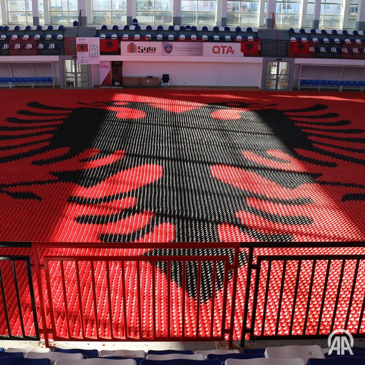 Flamuri kuqezi më i madh me origamë, shqiptarja nga Kosova synon rekord Guiness