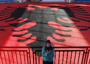 Flamuri kuqezi më i madh me origamë, shqiptarja nga Kosova synon rekord Guiness