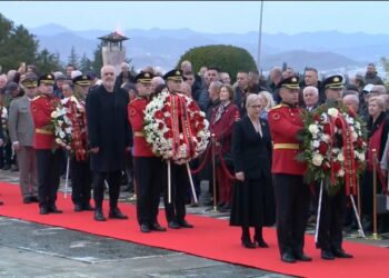 79-vjetori i Çlirimit/ Presidenti Begaj, Nikolla dhe Rama homazhe në Varrezat e Dëshmorëve të Kombit