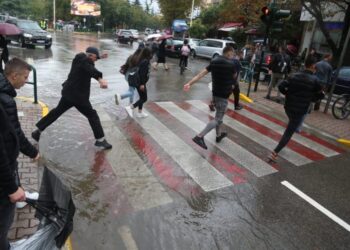 VIDEO+FOTO/ Moti i keq, Tirana në vështirësi, përmbytje dhe trafik të rënduar