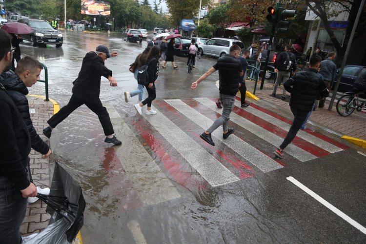 VIDEO+FOTO/ Moti i keq, Tirana në vështirësi, përmbytje dhe trafik të rënduar