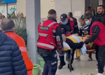Përfshihet nga flakët azili i Fierit, disa të moshuar dërgohen me urgjencë në spital