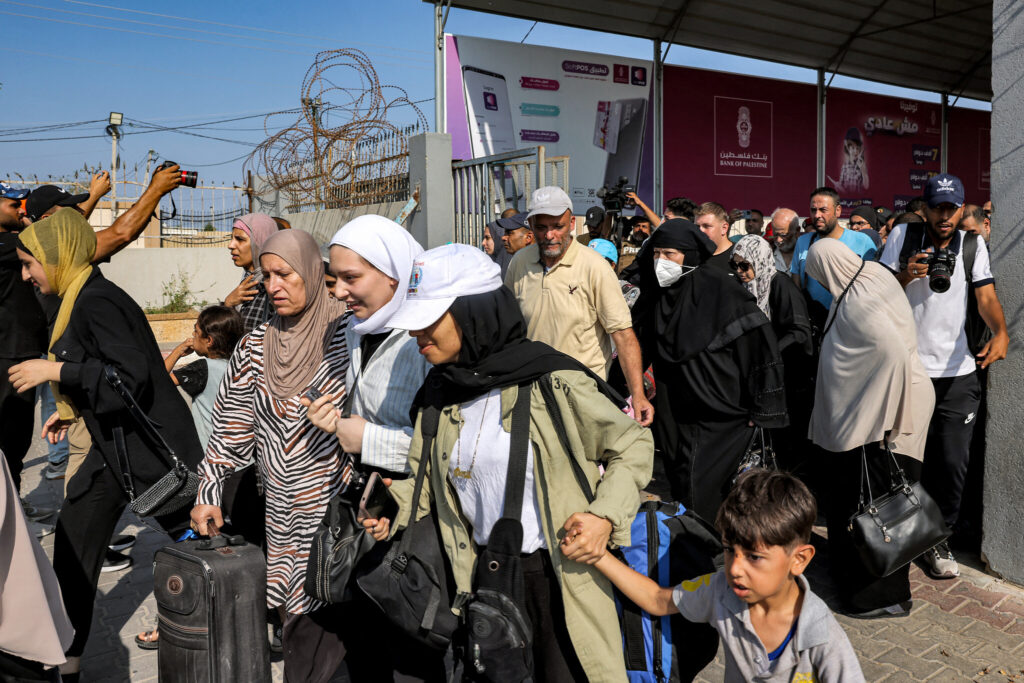 Egjipti hap pikën kufitare që e lidh me Gazën, dhjetëra palestinezë kalojnë kufirin