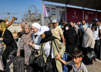 Egjipti hap pikën kufitare që e lidh me Gazën, dhjetëra palestinezë kalojnë kufirin
