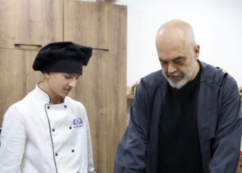 “Mos u nxito që të mos kthehesh mbrapsht”, Rama nxit të rinjtë për arsim profesional