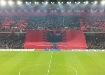 Flamuri kuq e zi mbulon tifozët e Air Albania, brohorima dhe eufori në stadium