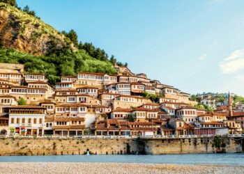 “Zelosos por Buenas Renovables”: Eksploroni Beratin, thesarin e fshehur të Shqipërisë