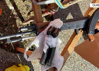 I arrestuar për marrëdhënie seksuale më të mitura, fshehu në banesën e të motrës municion luftarak