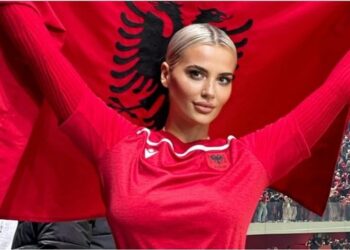 FOTO/ Tifozja bukuroshe që tërhoqi vëmendje në stadiumin “Air Albania”