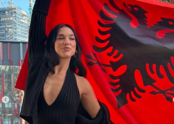 Dua Lipa uron Pavarësinë me flamurin kuqezi: Një komb, një flamur