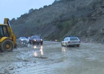Rënie masive gurësh dhe bllokime rrugësh, “Mbrojtja” tregon problematikat nga shiu