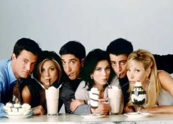 Yjet e “Friends” do të ribashkohen në skenë në nder të Matthew Perry?