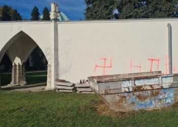 U vihet zjarri dhe pikturohen me simbole naziste varrezat hebraike në Vjenë