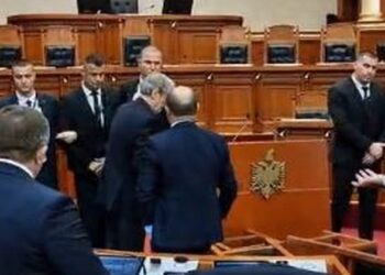 VIDEO/ Deputetët e Rithemelimit përplasen me punonjësit e Gardës
