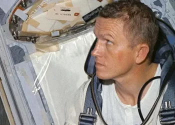 Vdes komandanti i parë që fluturoi rreth Hënës