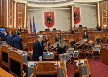 Deputetët e Berishës shkojnë para orarit në Parlament, flakin karriget mbi foltore