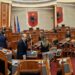 Deputetët e Berishës shkojnë para orarit në Parlament, flakin karriget mbi foltore