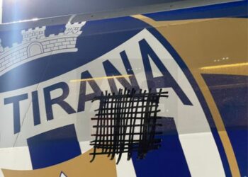Skandal në Korçë, tifozët vendas sulmojnë me gurë autobusin e Tiranës