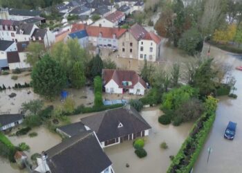 Veriu i Francës i përmbytur, alarm i kuq në dhjetëra qytete; mbyllen shkollat