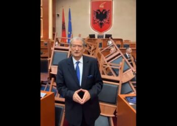 “Edhe në vrimë të miut të futesh…”/ Berisha replikon me Taulant Ballën në Parlament