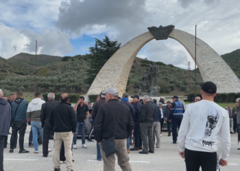 Drashovica në protestë kundër devijimit të burimeve të ujit, banorët bllokojnë rrugën nacionale