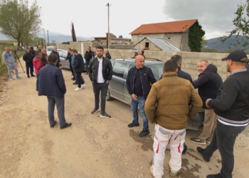 Banorët në Kukës protestojnë kundër firmës minerare: Po na dëmton rrugën dhe urat e fshatit