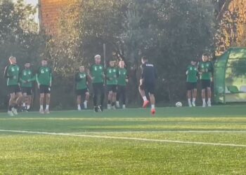 Lot dhe lutje në fushë/ Egnatia rikthehet në stërvitje pa Dwamenan, tribuna merr emrin e tij