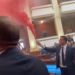 FOTOLAJM/ Zbulohet si deputetët e ‘Rithemelimit’ futën flakadanët në Kuvend