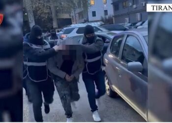 “Tempulli” godet në Tiranë, tre të arrestuar me 310 doza kokaine pranë Piramidës