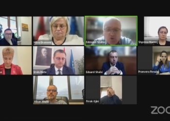 “Kthejuni dialogut në Kuvend”, Spaho u shtrin “dorën e pajtimit” me kusht socialistëve, “refuzon” Braçe