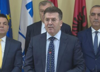 Aleatët e PD kërkojnë bashkimin në një federatë: Presim që Basha e Berisha t’i thërrasin arsyes