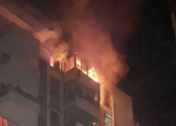 Zjarr në një pallat në Tiranë, humb jetën një 57-vjeçar