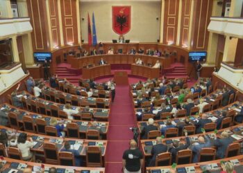 Kuvendi shqyrton sot draftkalendarin e punimeve të fundvitit. Ja kur do të votohet marrëveshja për emigrantët