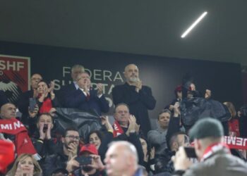 FOTOLAJM| Të gjithë në mbështetje të Kombëtares, kryeministri Rama shijon ndeshjen në stadium